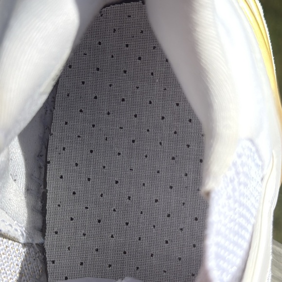 Adidas Women’s Ultra Boost 20 Cloud White Gold Metallic Heel (Size: 7.5) EUC - Picture 13 of 17